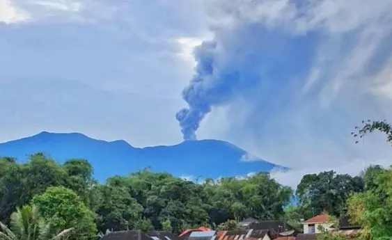 Status Gunung Marapi Naik Jadi Level III (Siaga), Radius Bahaya ...