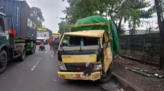 Kecelakaan di Jalan Margomulyo Surabaya Hari ini, Truk Tabrak PJU dan Gerobak Bakso ...