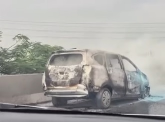 Mobil Hangus Terbakar di Tol Pelabuhan Jakut, Kemacetan Sampai Yos Sudarso