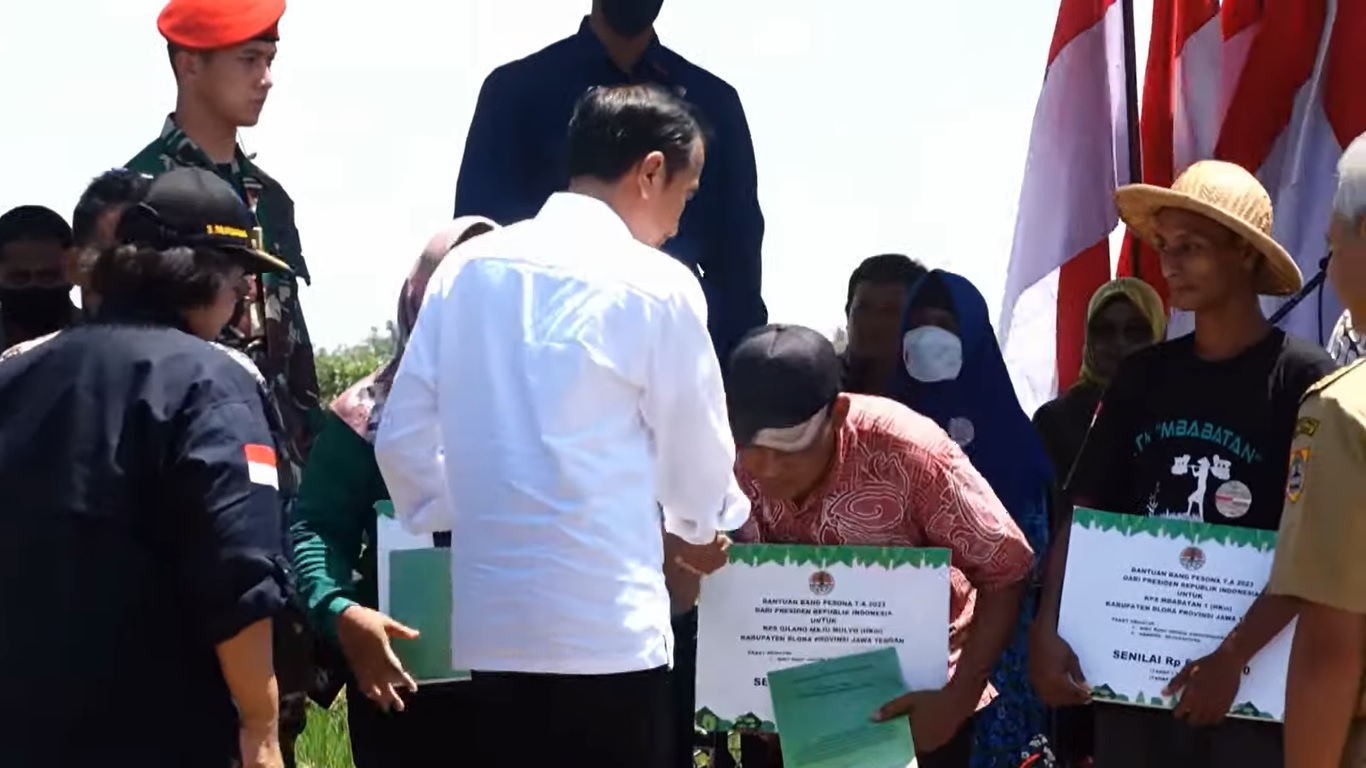Jokowi bagikan sertifikat tanah di Blora