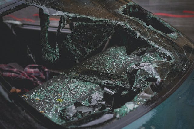 Sopir Diduga Mabuk, Mobil Tabrak Separator Busway di Slipi Jakbar