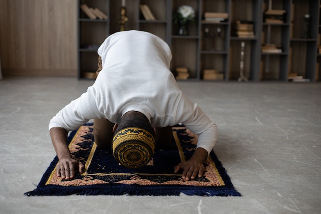 mengqadha shalat orang yang sudah meninggal