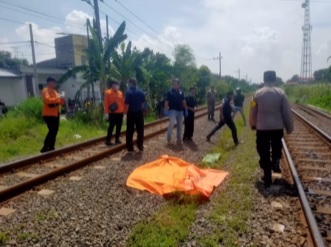 Pria Tewas Tertabrak Kereta di Benowo, Tinggalkan Surat Wasiat