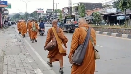 Biksu asal Thailand jalan kaki