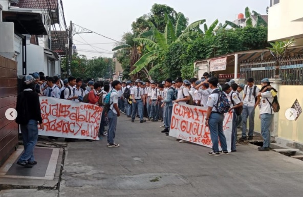 Oknum Guru di SMK Tangsel Diduga Lecehkan Belasan Murid, Siswa Gelar Aksi Protes ...