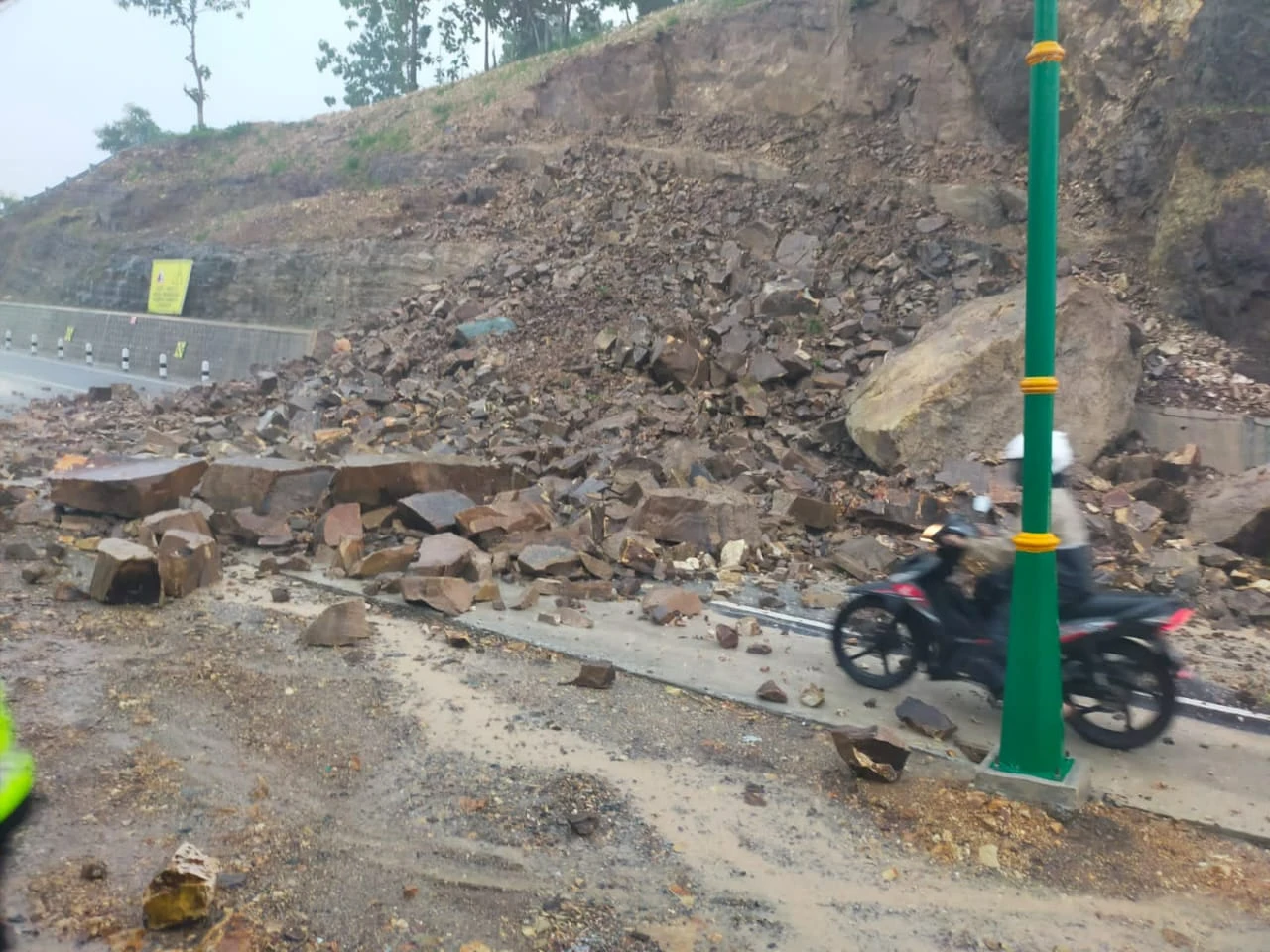 Hujan Deras, Tanjakan Clongop Gedangsari Gunungkidul Longsor, Jalan Ditutup Total