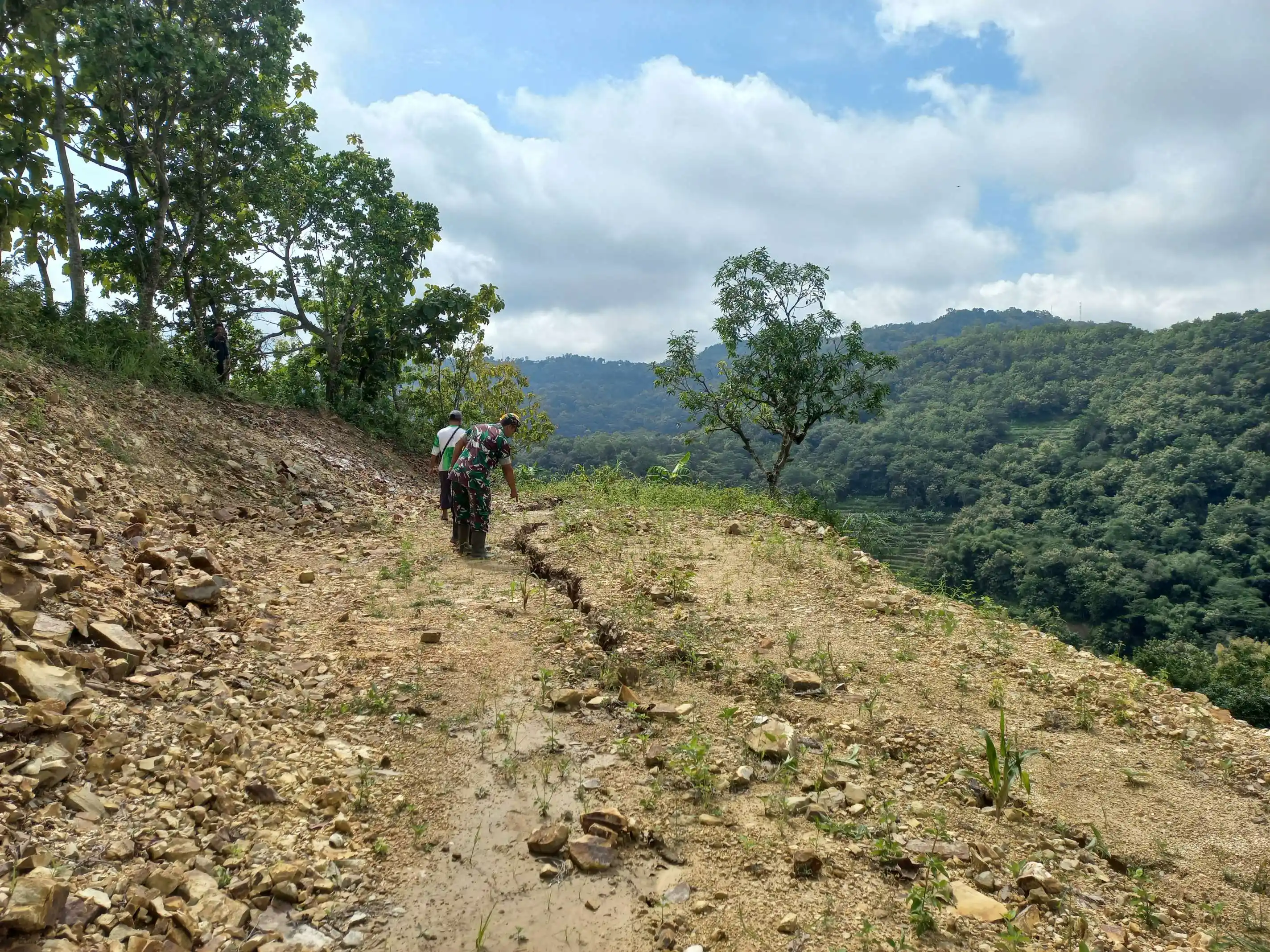 Petugas Temukan Retakan Sepanjang 15 Meter di Atas Longsoran Clongop