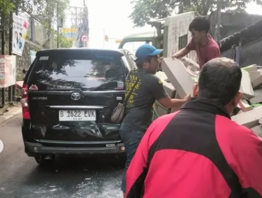 Geger Kecelakaan di Tanjakan Yapan Sawangan, Truk Muat Hebel Oleng dan Timpa Mobil