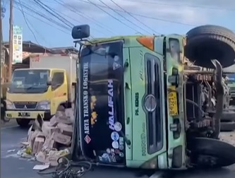 Truk Muat Minyak Terguling di Malangbong Garut, Arus Lalin Macet Dua Arah