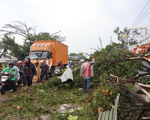 Tornado di Bandung Sebabkan Penghitungan Suara Pemilu 2024 di Cicalengka Dihentikan