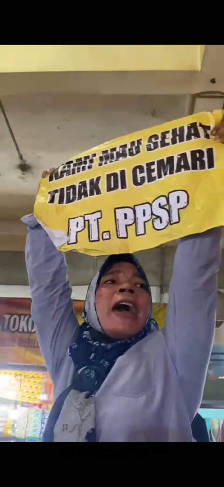 Kunjungan Jokowi ke Labuhanbatu Diwarnai Perampasan Spanduk Emak-emak Protes Pabrik Sawit