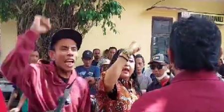 Ketua DPRD Gunungkidul Ngamuk Bela Pria Bawa Spanduk Dukung Ganjar di Wonosari Saat Kunjungan Jokowi